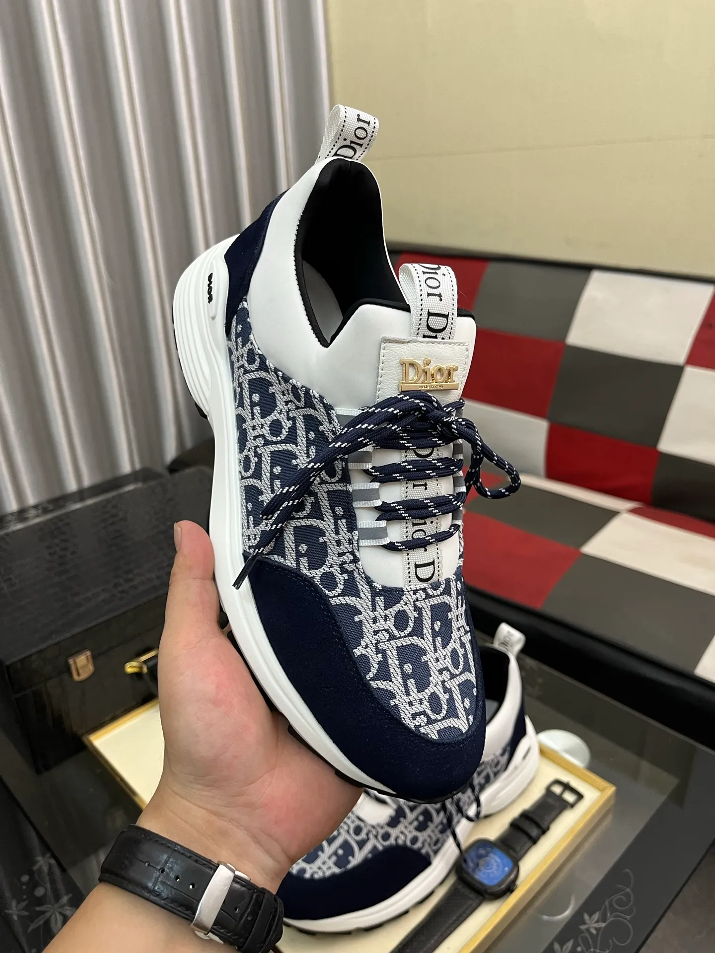 Men's Men's Shoes💰440⌚️⌚️ Dior's casual and sporty style combines the elements of dad's bag-soled shoes. It has successfully broken through the dad shoe style that has been on the streets in recent years and has become a beautiful landscape in luxury goods. The fabric is high mercerized with breathable mesh. The mesh on both sides of the shoe is made of three layers of composite technology. The bottom process uses package molding fabrics: imported high mercerized 🐂 cowhide stitching with original customized D-shaped mesh code number: 38-444️⃣ Colors available